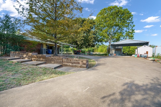 view of yard with a shed