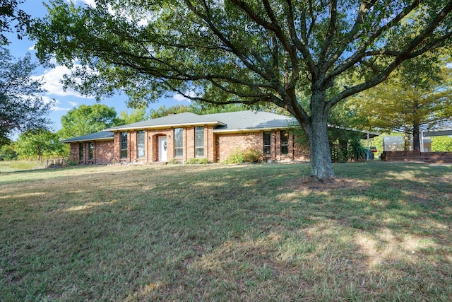 ranch-style house featuring a front yard