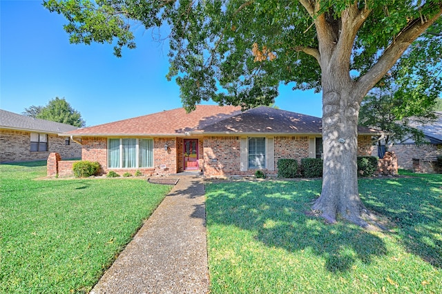 single story home with a front lawn