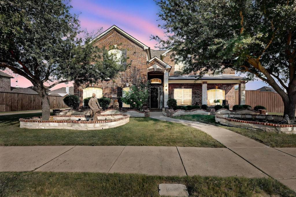 front facade featuring a yard