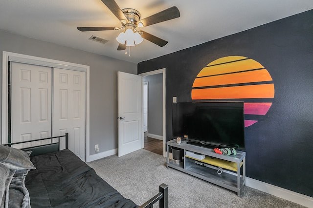 living room with ceiling fan and carpet floors