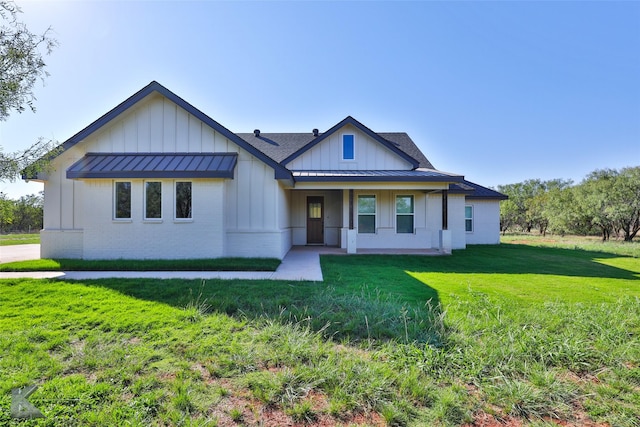 view of front of property with a front yard