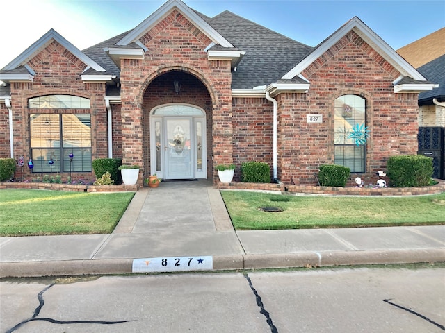 view of front of house featuring a front yard