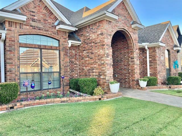 view of front of home with a front lawn