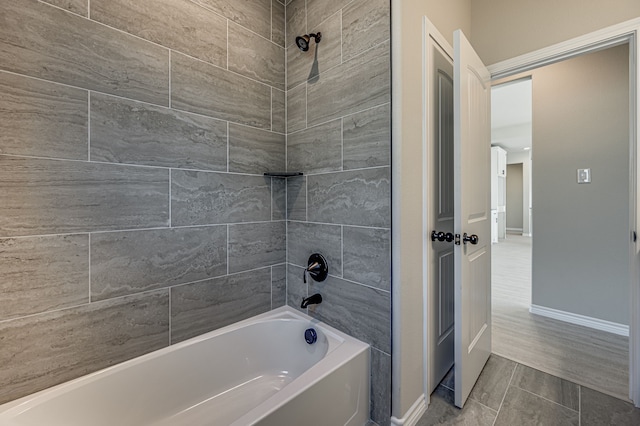 bathroom with tiled shower / bath