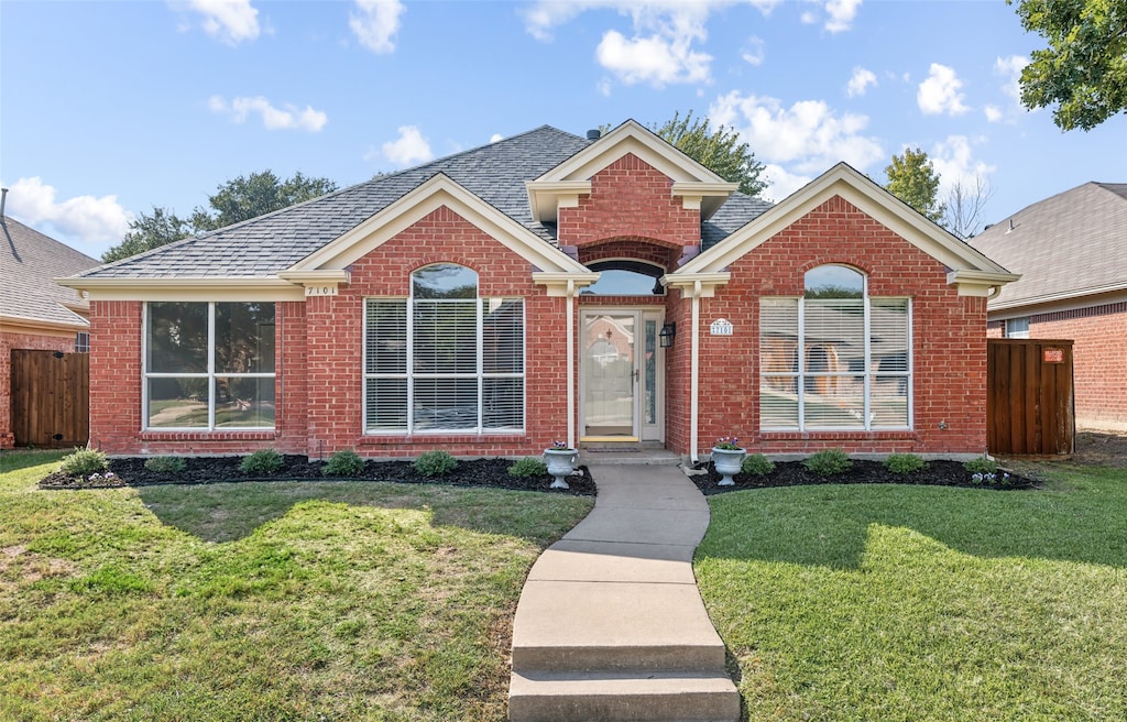 view of front facade featuring a front yard