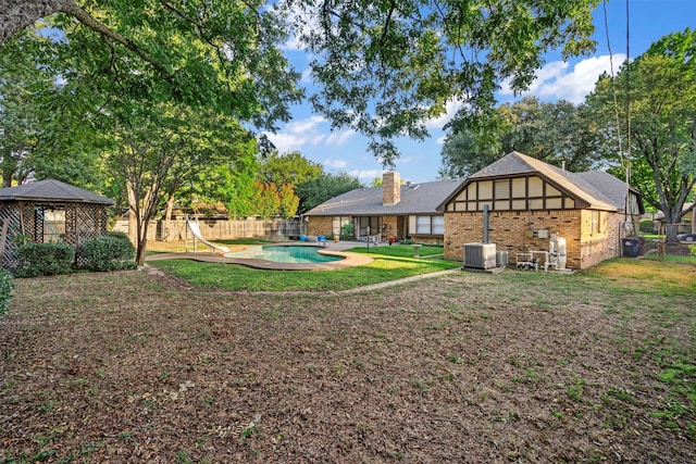 view of yard featuring a fenced in pool