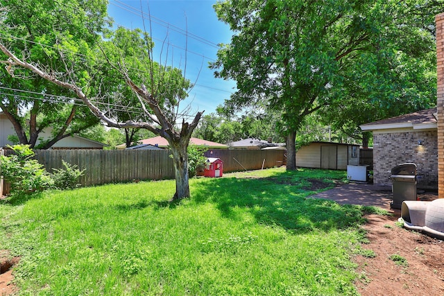 view of yard featuring a patio