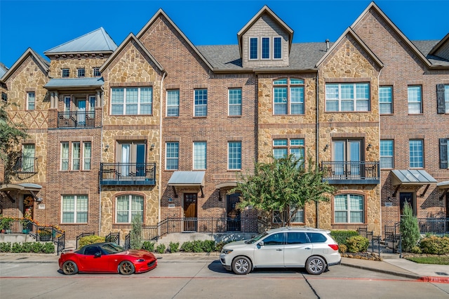 view of front of property featuring a balcony