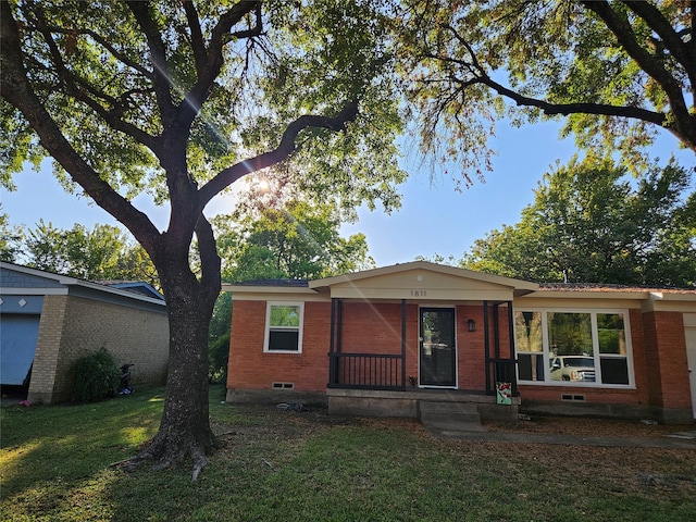 single story home featuring a front lawn