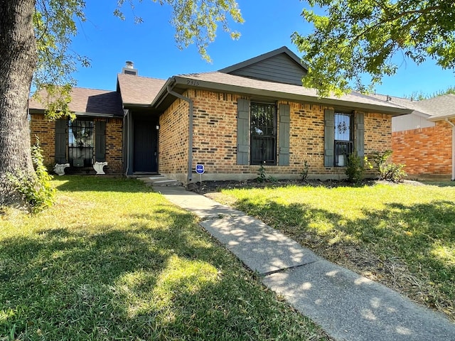 single story home with a front lawn