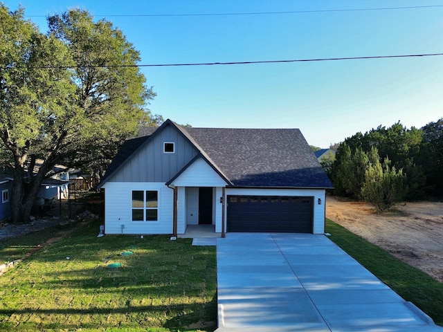 view of front facade featuring a front yard and a garage