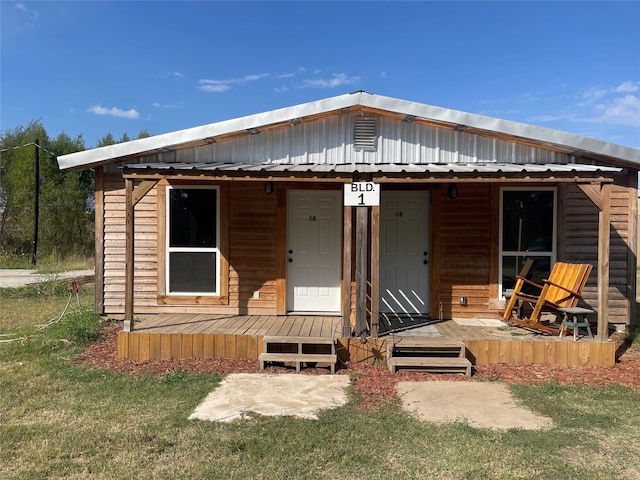 view of front of house with a front lawn