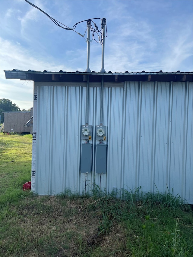 view of outdoor structure featuring a yard