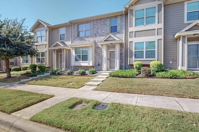 view of front of house featuring a front lawn