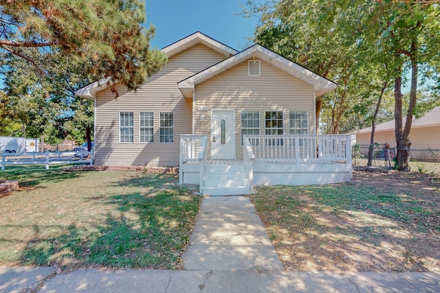 bungalow-style house featuring a front lawn