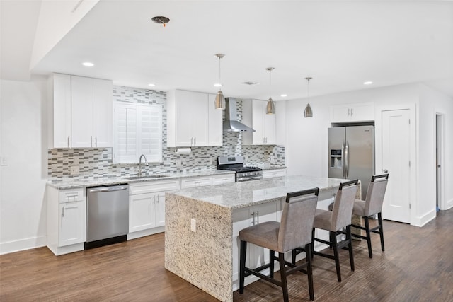 926 S Waverly Dr, Dallas, TX 75208 - kitchen with stainless steel appliances, a sink, wall chimney exhaust hood, a kitchen island, and decorative backsplash