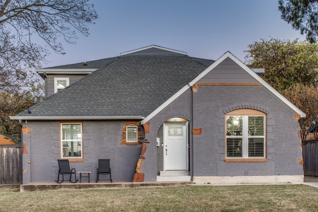 view of front of house with a front lawn