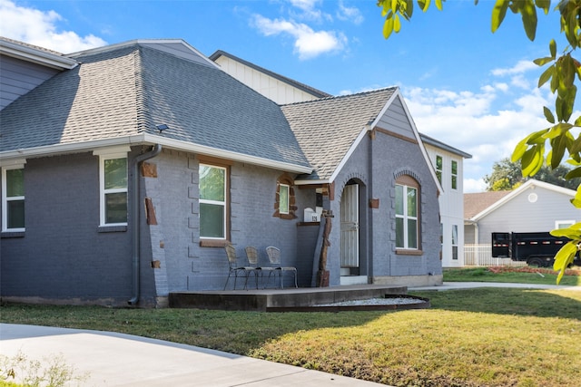 view of front of home with a front lawn