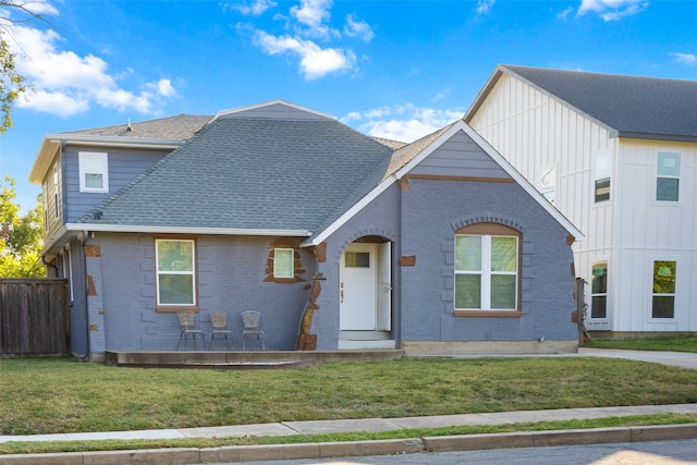 view of front of home featuring a front yard