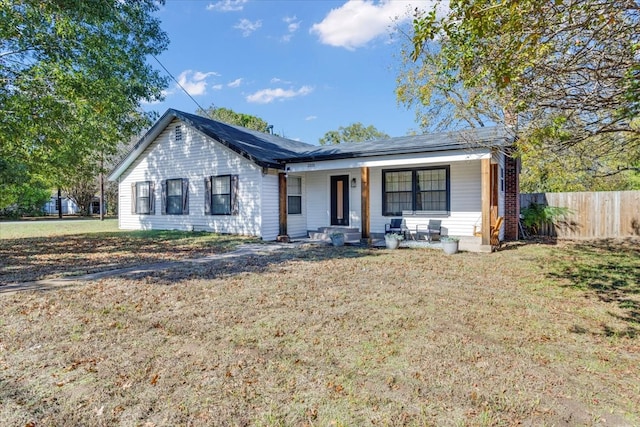 ranch-style house featuring a front yard