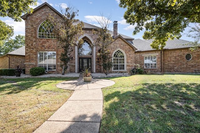 view of front of home featuring a front lawn