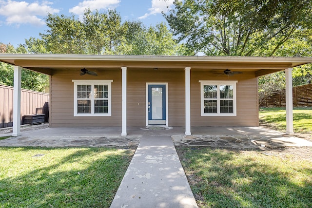 view of front of home featuring a front yard, a patio area, and ceiling fan