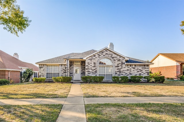 ranch-style home featuring a front lawn