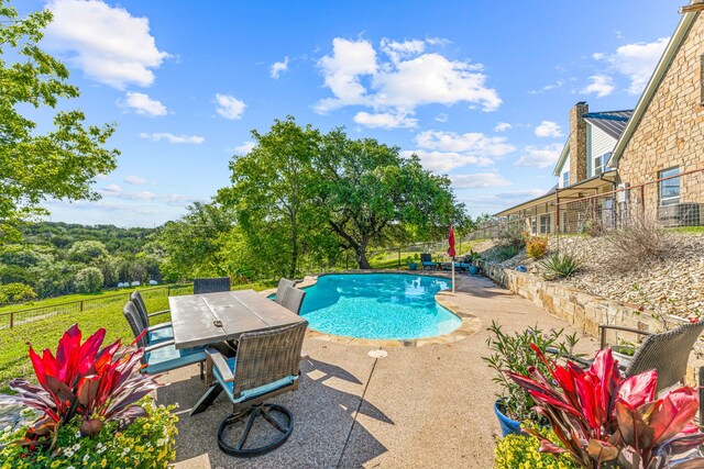 view of yard featuring a patio area and ceiling fan