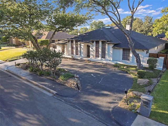 view of front facade featuring a front yard