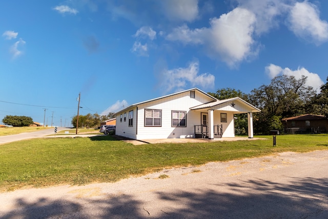 view of front of home with a front lawn