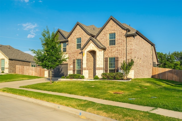 view of front facade featuring a front lawn