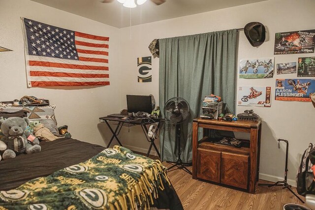 bedroom featuring ceiling fan, a textured ceiling, and hardwood / wood-style floors