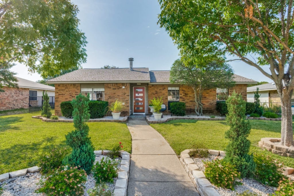 single story home featuring a front yard