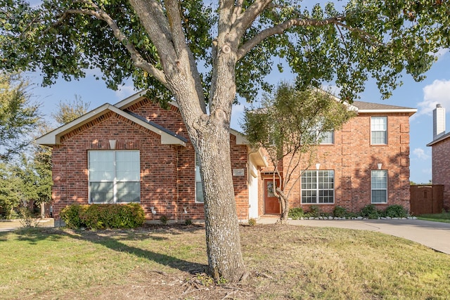 view of front of property featuring a front lawn