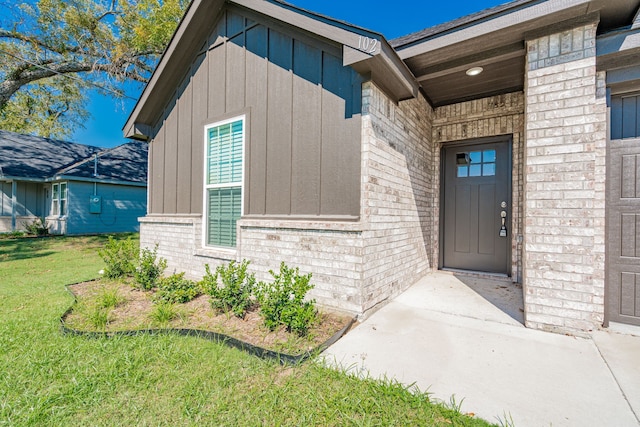 property entrance with a yard