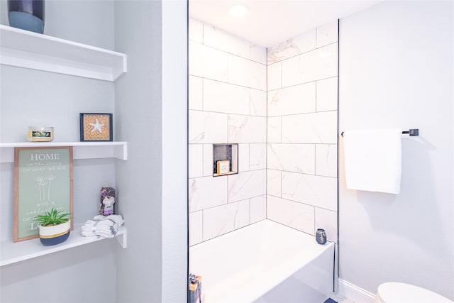 bathroom with tiled shower / bath and toilet