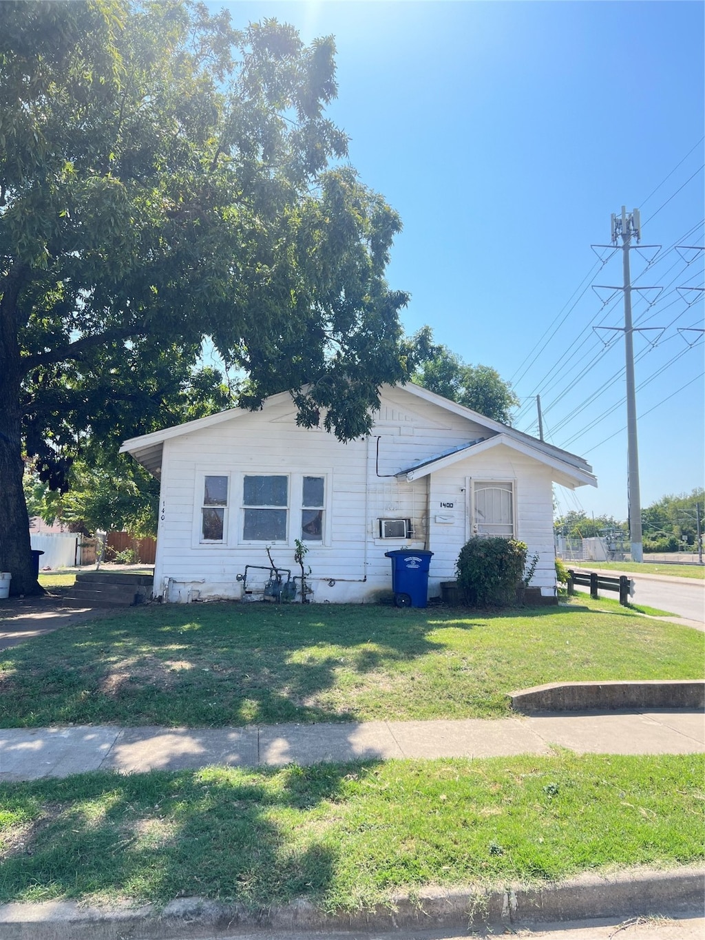 view of front of property featuring a front lawn