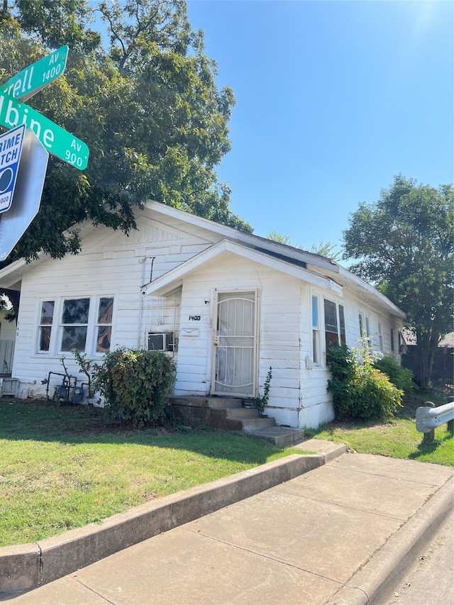 view of front of property featuring a front yard