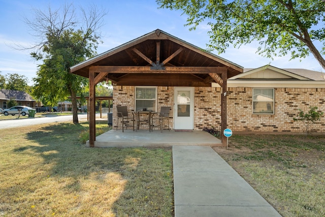 view of front of property with a front yard