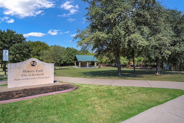 view of property's community featuring a yard