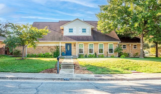 view of front facade featuring a front lawn