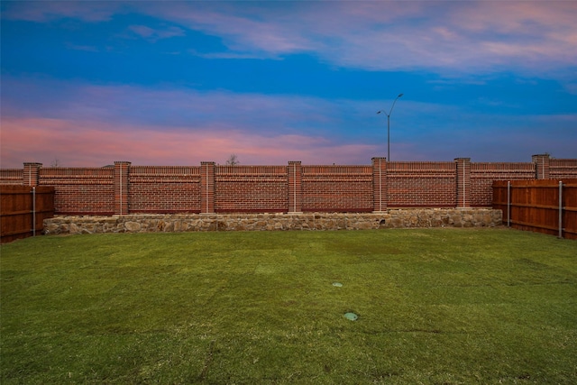 view of yard at dusk