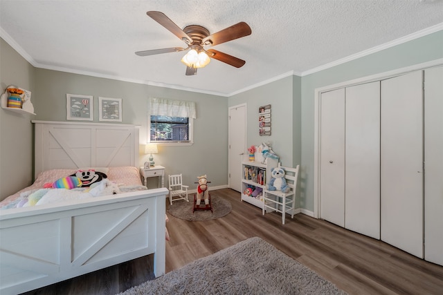 bedroom with ceiling fan, hardwood / wood-style flooring, ornamental molding, and a textured ceiling