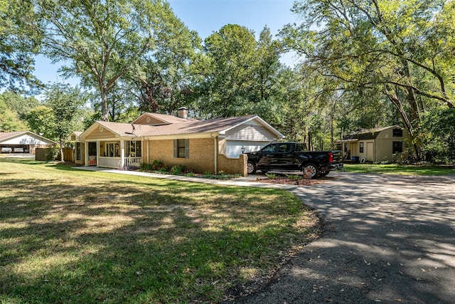 single story home with a front lawn