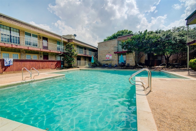 view of swimming pool