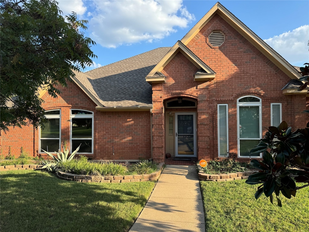 view of front of house with a front yard