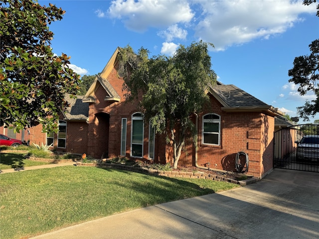 view of front of home featuring a front lawn