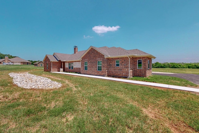 single story home with a front lawn