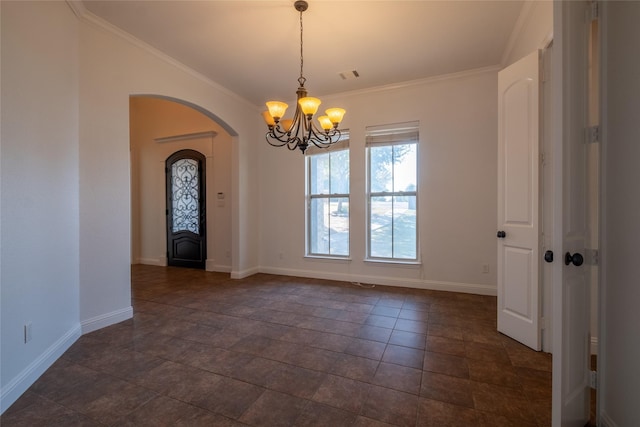 interior space with arched walkways, baseboards, visible vents, a notable chandelier, and crown molding
